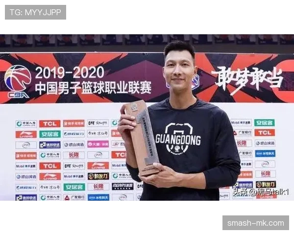 易建联训练完顺手拎两袋蛋白粉回家，这自律谁顶得住啊